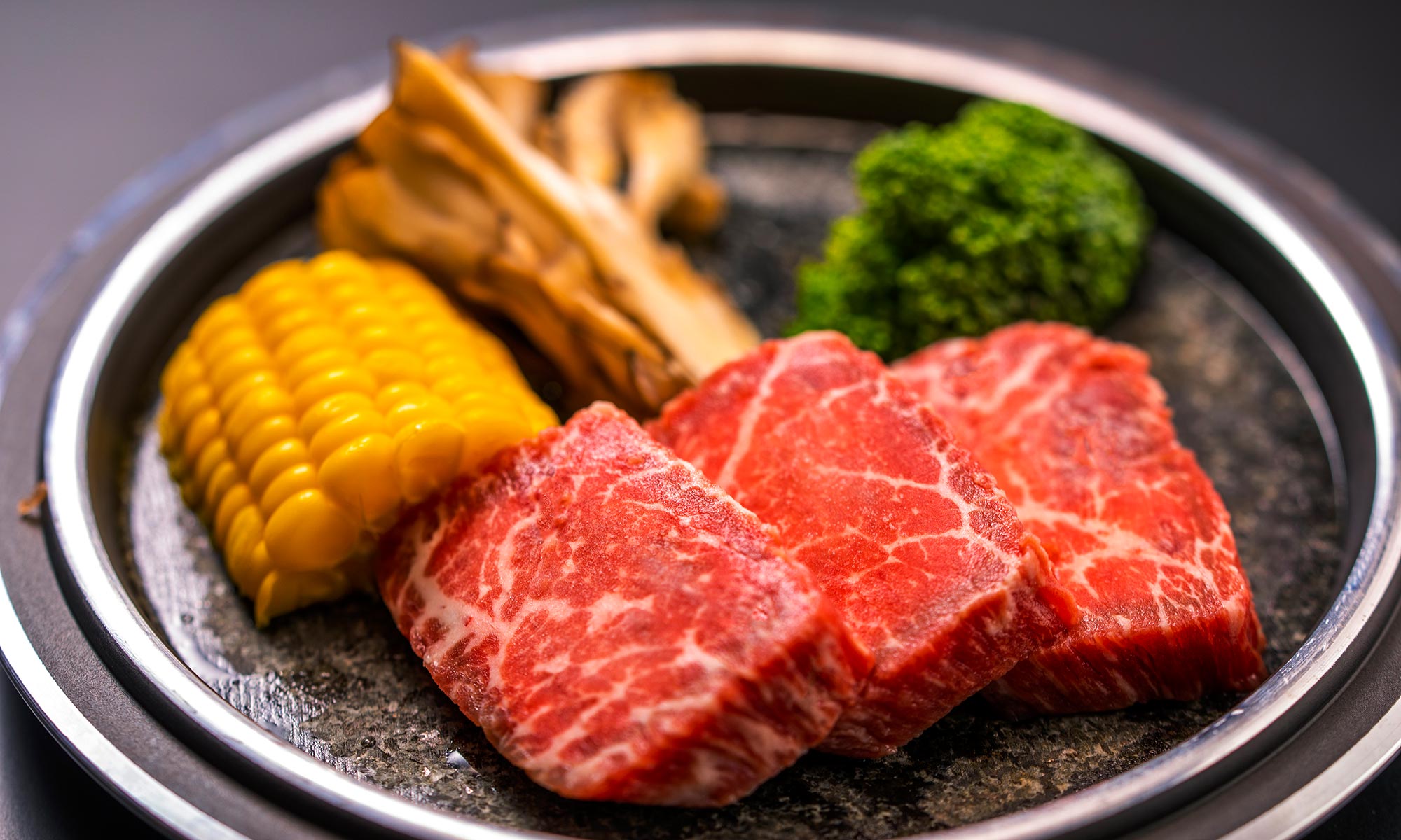 在石板上烤制的宫崎牛肉