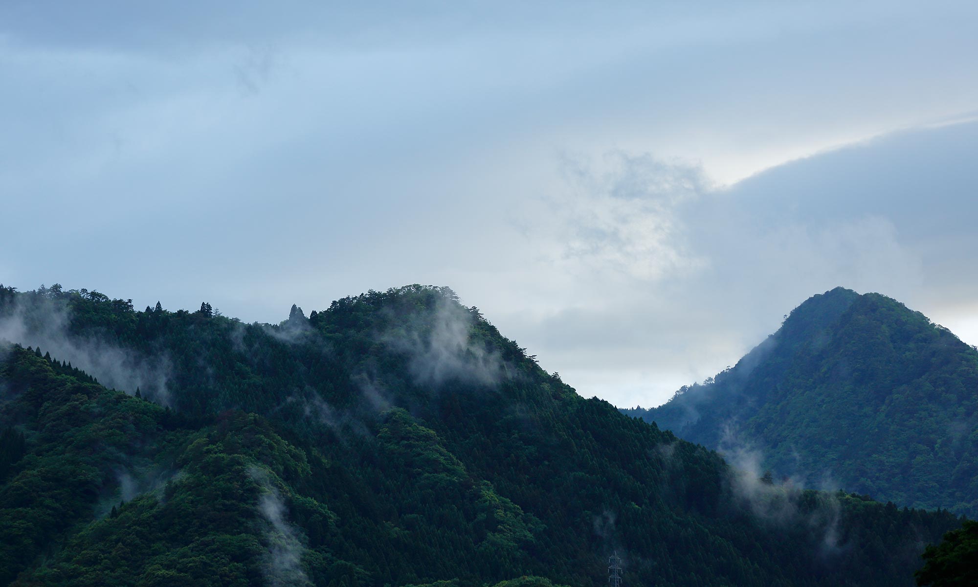 神々しい山並み